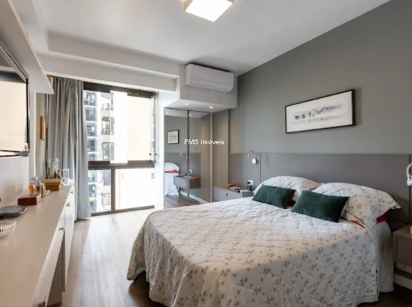 Imagem Imperdível oportunidade! Apartamento de 3 quartos com suíte, sala ampla e 3 vagas na garagem em Moema, SP. Confira!