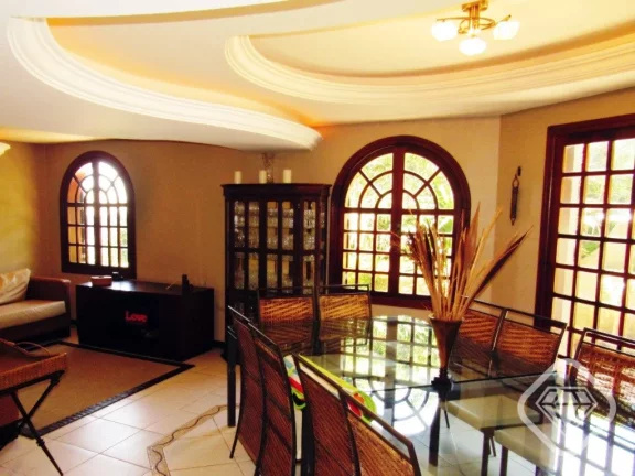Imagem Casa de luxo em condomínio, 4 dormitórios, suíte máster, dois terrenos, ampla área verde e pisc...