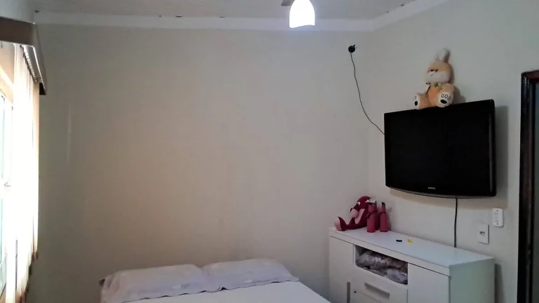 Imagem VENDE-SE ÓTIMA CASA COM 03 BANHEIROS SENDO 02 SUITES E EDICULA