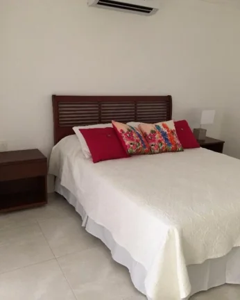 Imagem Imperdível oportunidade de casa para venda ou locação em Guarujá-SP, no Balneário Praia do Pernambuco: 4 quartos, 4 suítes, 2 salas, 4 banheiros, 2 vagas de garagem, 300m². Aproveite!