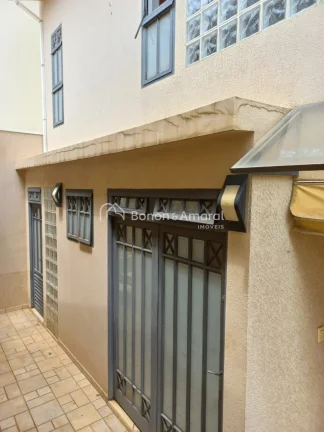 Imagem Localizada no sofisticado Residencial Parque dos Ipês, esta casa impressiona pelo espaço generoso ...