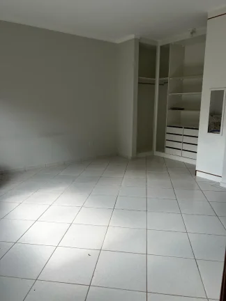 Imagem Impecável Casa de 3 Quartos em Condomínio no Bosque dos Eucaliptos, Araçoiaba da Serra-SP - 221m² de Pura Elegância!