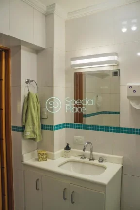 Imagem Excelente apartamento, todo reformado, com 130 m². Living amplo com grandes janelões, sala de jant...