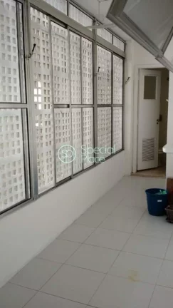 Imagem Ótimo apartamento com 144m², na Rua Urimonduba, Itaim Bibi. Living amplo com grandes janelas propo...