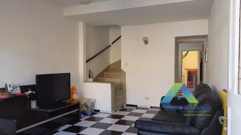 Imagem Sobrado 2 dormitórios amplos (amplos mesmo!) com janelas antirruído, quintal e garagem com 4 vagas, espaçosa varanda e uma edícula para você ter se