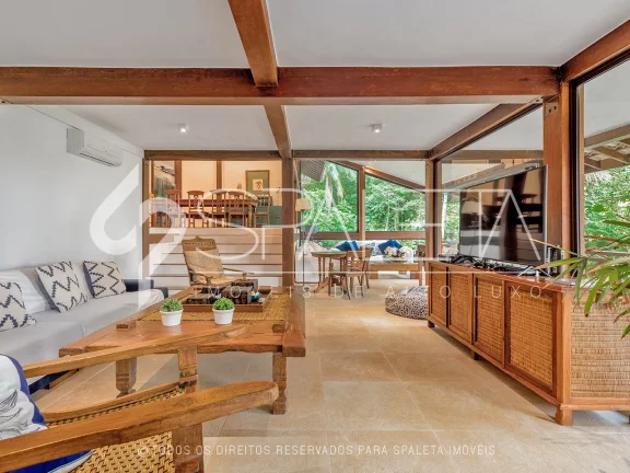 Imagem Aprecie o luxo e a tranquilidade no condomínio Iporanga, Guarujá: Casa exclusiva com ambientes espaçosos e vista deslumbrante