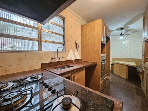 Imagem Casa com 3 Quartos e 4 banheiros à Venda na quadra da praia - Ponta da Praia - Santos/SP