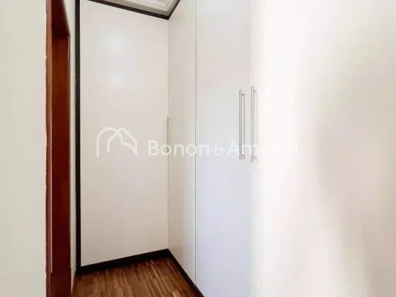 Imagem Sofisticada casa à venda no Alphaville Campinas. A residência possui uma área construída de 460 ...
