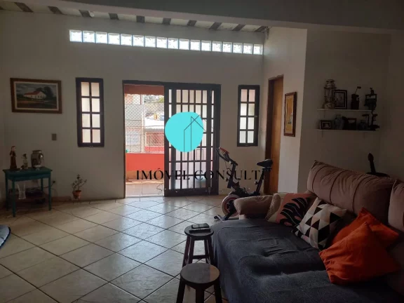Imagem Oportunidade para Morar ou Investir! Sobrado Amplo com Renda de Locação.