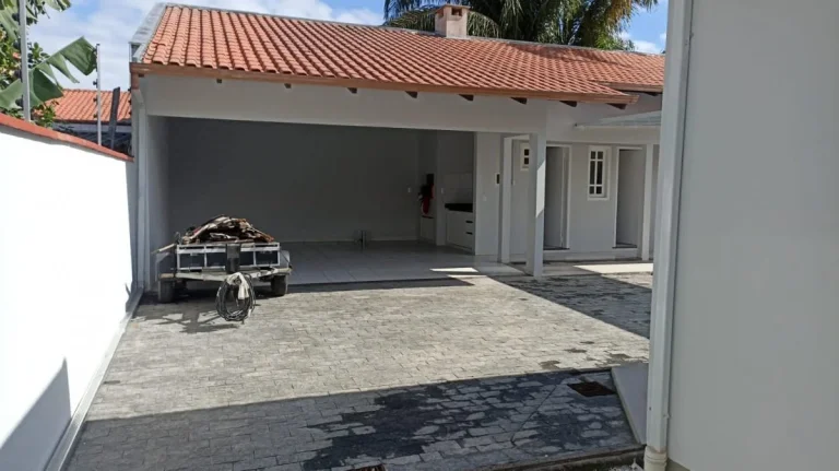 Imagem Casa Padrão para Venda e Aluguel em Centro Tijucas-SC