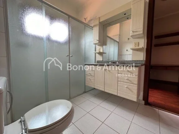 Imagem Linda casa em condomínio fechado. No piso superior há um hall, 3 quartos com varanda, sendo uma su...