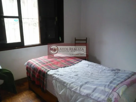 Imagem Oportunidade de um bom investimento. Vendo Sobrado de 180m² no Jardim Império, com 3 Dormitorios, sendo 1 Suíte, 2 Salas, Cozinha, 3 banheiros, 2 vagas de garagem cobertas, + uma pequena edícula. Valor R$ 600k, Agende uma visita e confira.