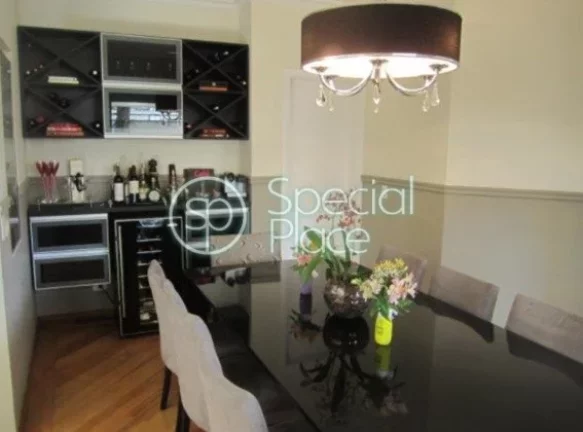 Imagem Casa em condomínio com 610m², reformadíssima, muito iluminada e clean. Amplo living para dois amb...