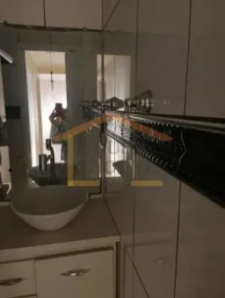 Imagem Apartamento com 2 dormitórios, 1 banheiro, rico em armários planejados em todos os cômodos, sala ...