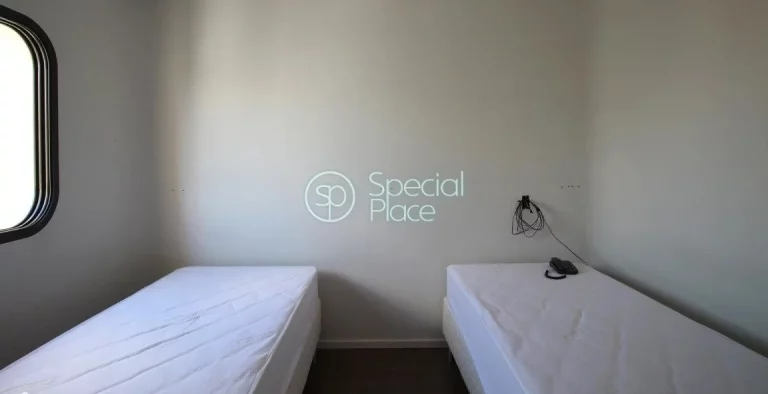 Imagem Amplo apartamento à venda com 4 quartos, sendo 2 suítes, e 4 banheiros no total. Este apartamento ...