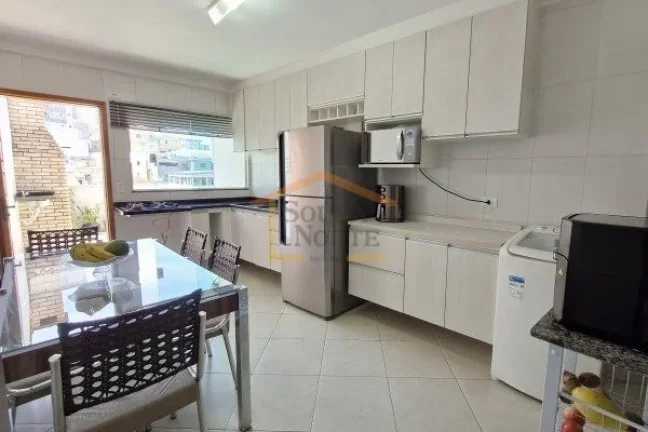 Imagem Sobrado residencial com 92m². O imóvel possui sala bem iluminada, cozinha com armários planejados...