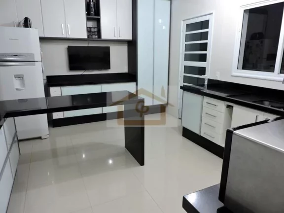 Imagem 3 amplas suítes repleta de armários, sendo duas avarandadas com vista espetacular, 4 vagas