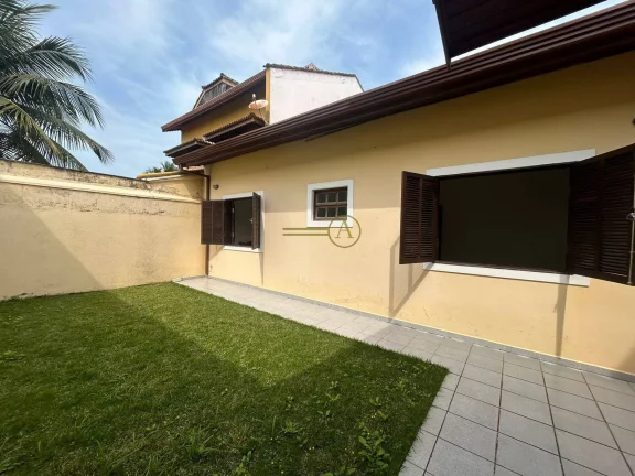 Imagem Casa à Venda – 3 Dormitórios com Suíte, Pertíssimo do Mar em Peruíbe