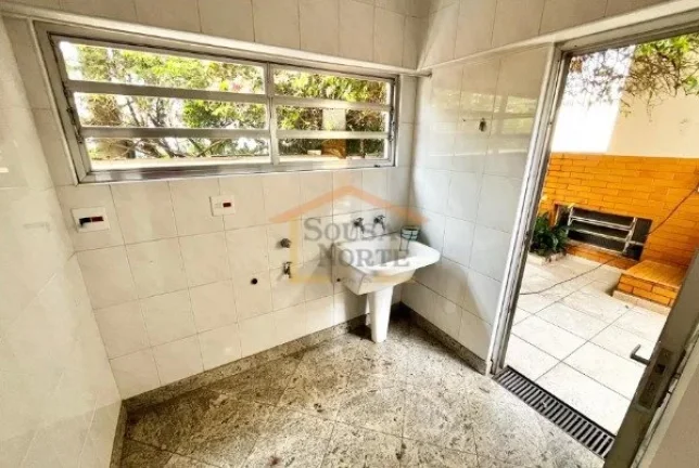 Imagem Casa espaçosa com 200 m² de área construída, composta por 4 dormitórios, sendo 2 suítes, e 4 b...