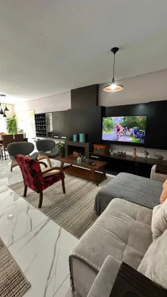 Imagem Casa com 3 suítes e 4 vagas de garagem em Balneário Camboriú/SC