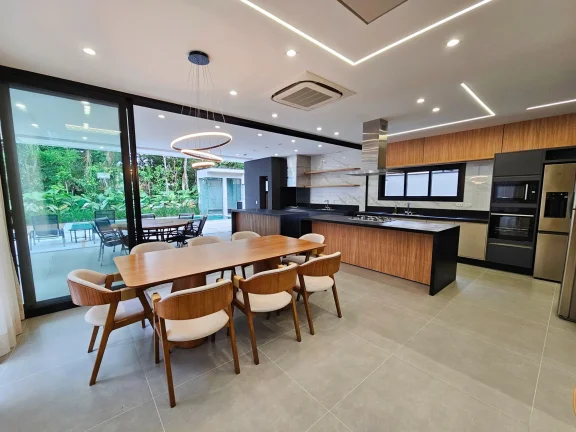 Imagem Casa de Luxo à Venda na Riviera de São Lourenço - Módulo 16: 5 Suítes, 3 Salas, 4 Vagas de Garagem e Piscina!