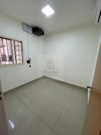 Imagem Casa em Condomínio para Locação em Cuiabá-MT (Jardim Mossoró) - 3 Quartos, 2 Suítes, 1 Sala, 2 Vagas de Garagem!