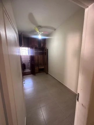 Imagem Casa linear no primeiro pavimento composta de 3 quartos sendo uma suíte reformada piso em porcelanato em excelente localização no centro de Alegre ES.