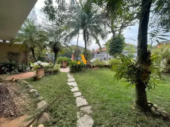 Imagem Novo Leblon - Casa localizada na melhor rua do condominio. Oportunidade de retrofit. Atenção construtrores!!!