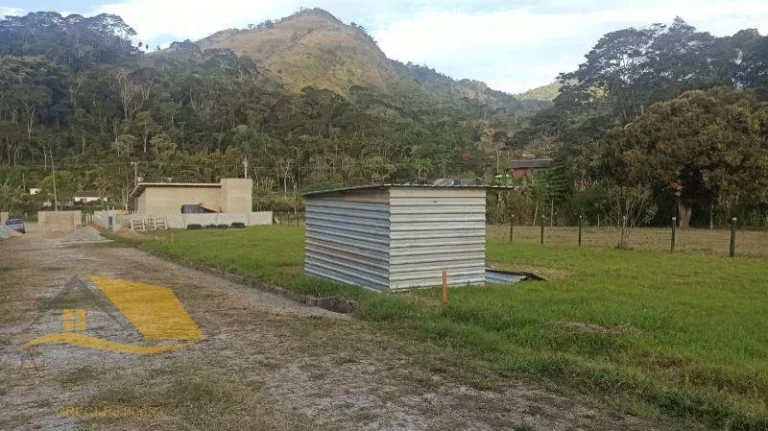 Imagem Vendo terreno com 360 mts², totalmente plano em Amparo