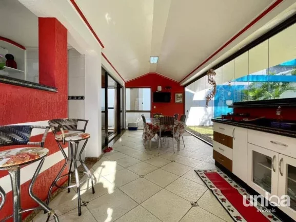 Casa de alto padrão com 06 dormitórios sendo 03 suítes piscina localizada no bai