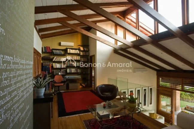 Imagem Casa com arquitetura diferenciada no condomínio Alphaville Campinas. A espaçosa residência possui...