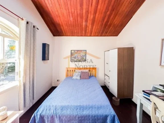 Imagem Casa com 330m² de área construída e terreno de 1.050m². Possui 4 dormitórios, sendo 2 suítes, ...