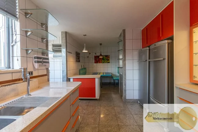 Imagem VENDA DIRETA - COBERTURA com 425m2 e vista panorâmica de 180º para a praia de Copacabana - Planta com 4 suítes, sendo 03 com closets - Aquecimento solar exclusivo e sistema de som embutido - CONDOMÍNIO R$ 5.860,00 - IPTU R$ 2.551,00