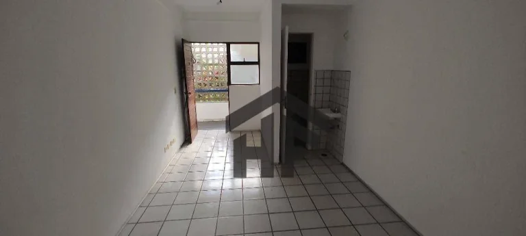 Imagem Casa Comercial para alugar ou vender, com 9 salas, localizada em Casa Forte, Recife - Pernambuco
