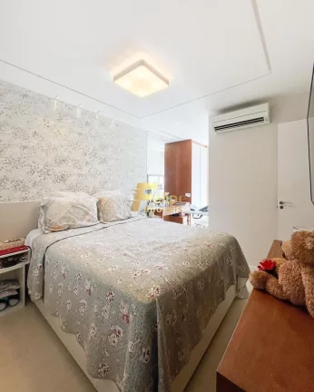 Imagem Com vista eterna para o mar, esse lindo apartamento está completamente montado e decorado com extremo requinte.