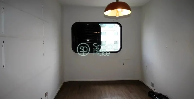 Imagem Amplo apartamento à venda com 4 quartos, sendo 2 suítes, e 4 banheiros no total. Este apartamento ...