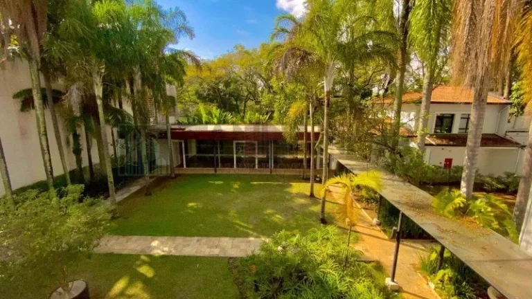 Imagem Localizado em uma das regiões mais nobres de São Paulo, este incrível imóvel está situado junto ao parque do Ibirapuera e oferece nada menos que 986 m