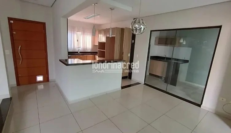 Imagem Excelente Sobrado no Jardim Itália, Cambé: 3 Quartos (1 Suíte Luxuosa), 3 Banheiros, Sacada, Churrasqueira e Piscina – Conforto e Lazer para Sua Família!