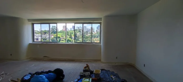 Imagem Apartamento 220M², 3Q, 1 Suíte, 4 Banheiros, Vista Livre e Bela, Área de Serviço, Lavabo, 2 Vagas, Quadra, Playground.