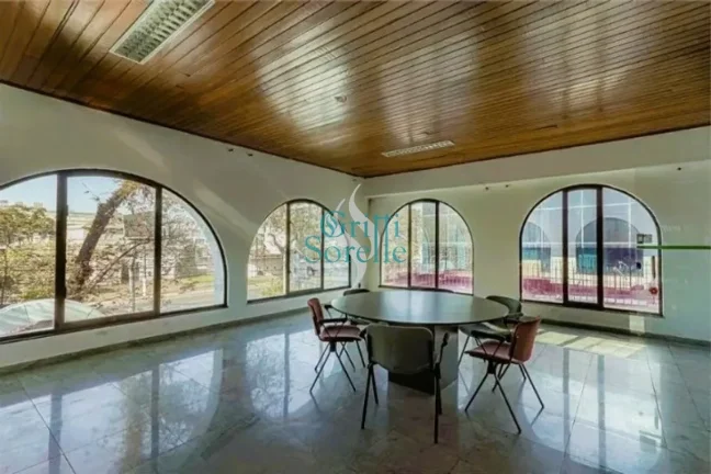 Imagem Sobrado Triplex para Alugar em Jardim Everest - São Paulo/SP.