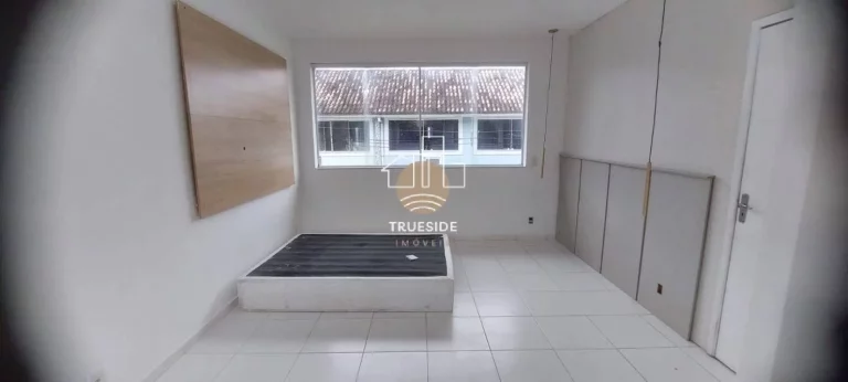 Imagem Casa Triplex com 5 Quartos — Vargem Pequena