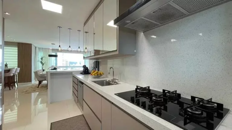Imagem Apartamento mobiliado com 4 suítes sendo 2 plenas e 2 demi, 3 vagas de em Balneário Camboriú/SC