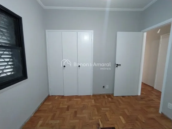 Imagem Casa com ótima planta, oferecendo muito potencial de personalização. Necessita de reformas, mas c...