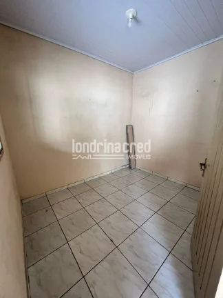 Imagem Casa à venda na Zona Leste de Londrina com 3 quartos, 2 banheiros, cozinha com armários, churrasqueira, quarto e banheiro nos fundos, em terreno de 250m²