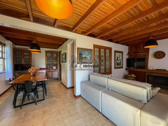 Imagem Casa à venda em Campos do Jordão - Com 97 m2, área gourmet e suíte