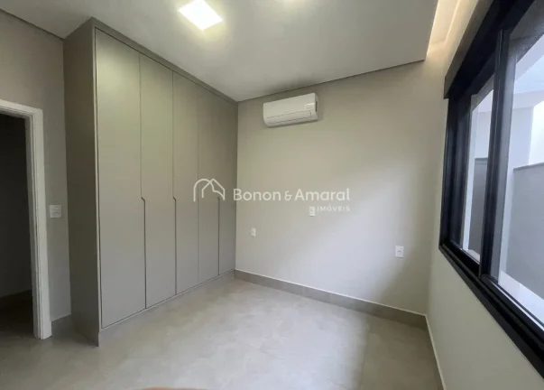 Imagem Maravilhosa casa térrea, acabamento de primeira, com 4 suítes todas com armários e ar condicionad...
