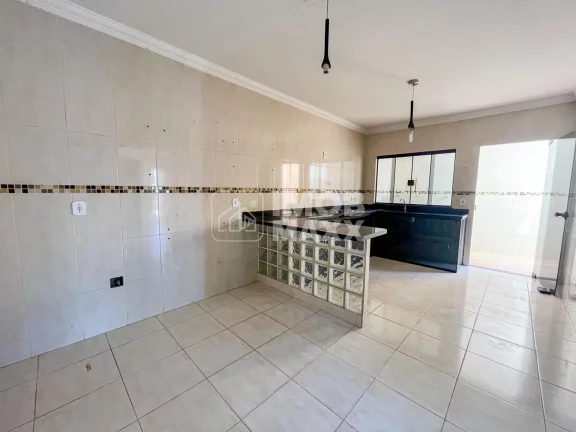 Imagem Descubra o conforto e a praticidade de viver em uma casa espaçosa à venda em Samambaia Sul, com 279m² de área útil. Este imóvel conta com 3 dormitórios, sendo 1 suíte, além de 3 banheiros, proporci