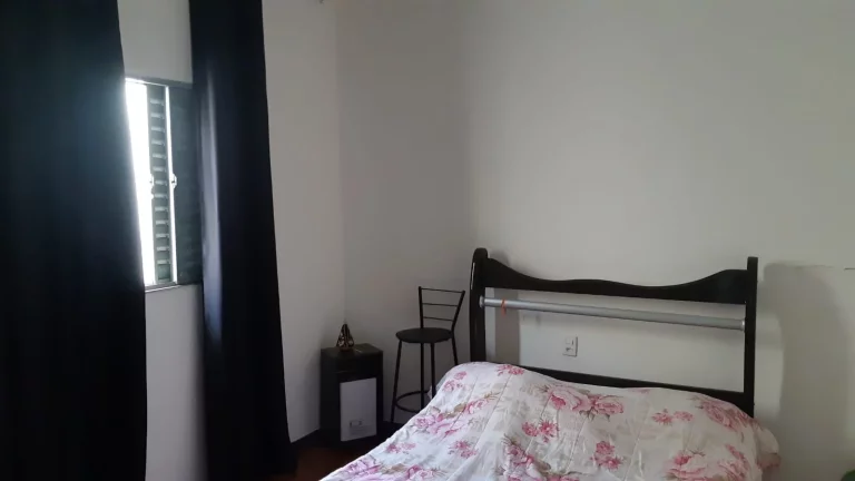 Imagem CASA NO BAIRRO JARDIM BRASILANDIA COM EDICULA NO FUNDO.