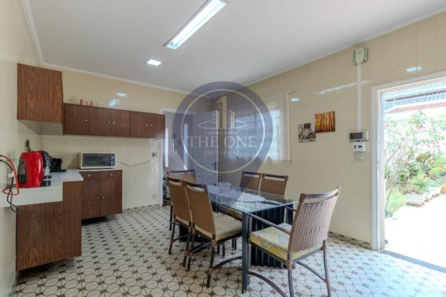 Imagem Luxuosa casa à venda no Bosque da Saúde, São Paulo-SP: 4 quartos, 2 salas, 2 banheiros, 3 vagas de garagem, 767,00 m² de área.