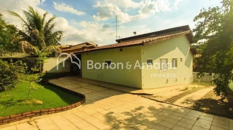 Imagem Casa com vista panorâmica para bosque, construída em rua tranquila sem saída. Na área social, en...